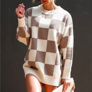 QUEEN OF MOVES CHECKERED PULLOVER SWEATER - TAN